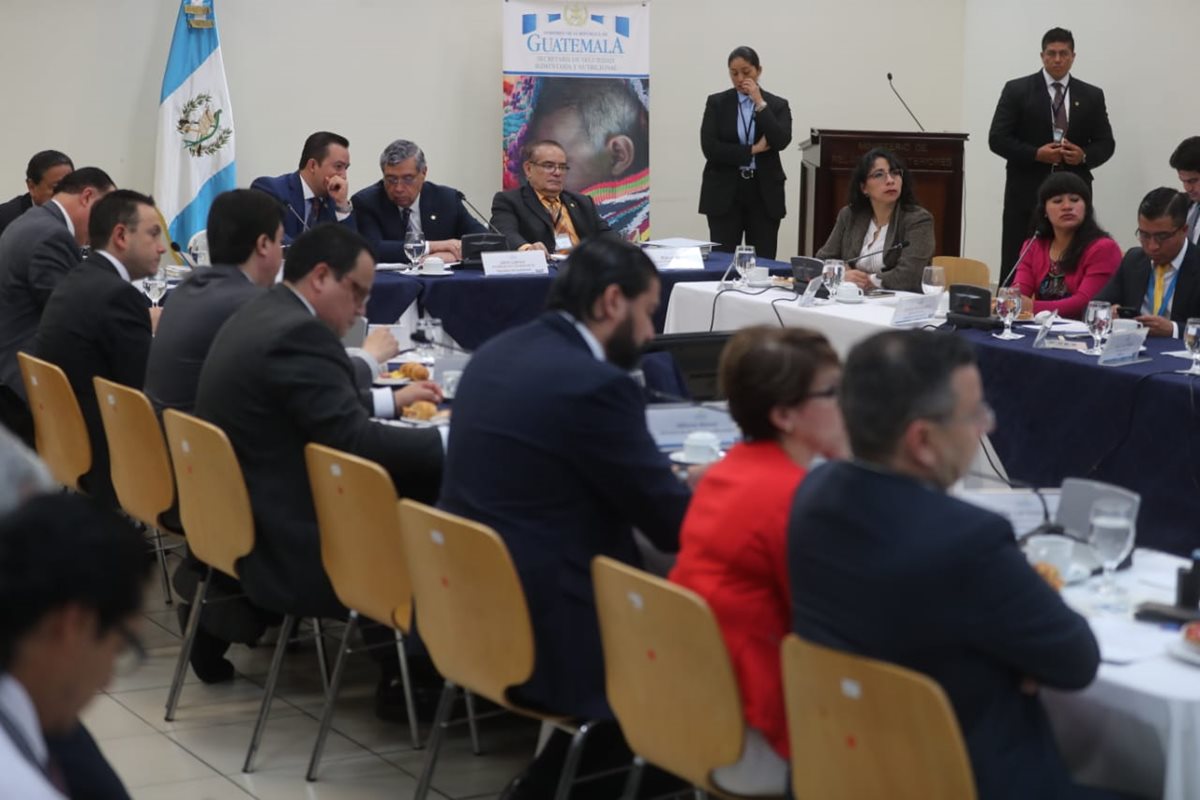 El vicepresidente Jafeth Cabrera preside la reunión del Consejo Nacional de Seguridad Alimentaria y Nutricional. (Foto Prensa Libre: Érick Ávila)