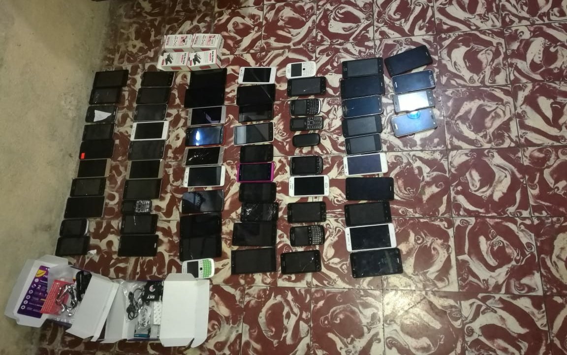 Celulares encontrados durante los operativos. (Foto Prensa Libre: PNC)