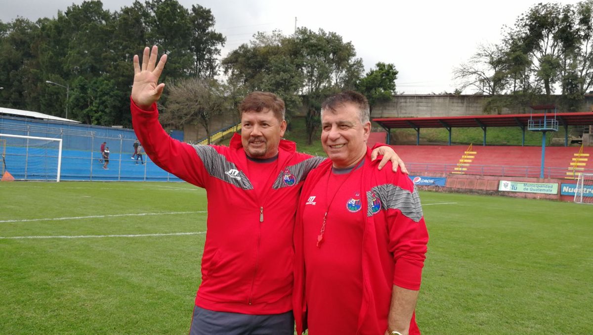 Ever Hugo Almeida y Gustavo Bobadilla durante la presentación como nuevo cuerpo técnico de Municipal. (Foto Prensa Libre: Carlos Vicente)