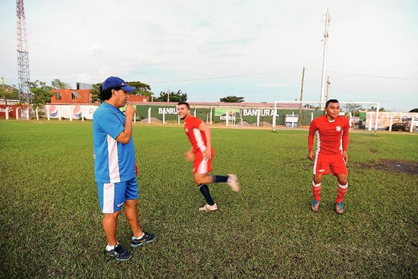 Los dirigidos por Sergio Guevara, tienen más oportunidades de pelear por el ascenso a la Liga Mayor del Futbol Nacional. (Foto Prensa Libre: Francisco Sánchez)