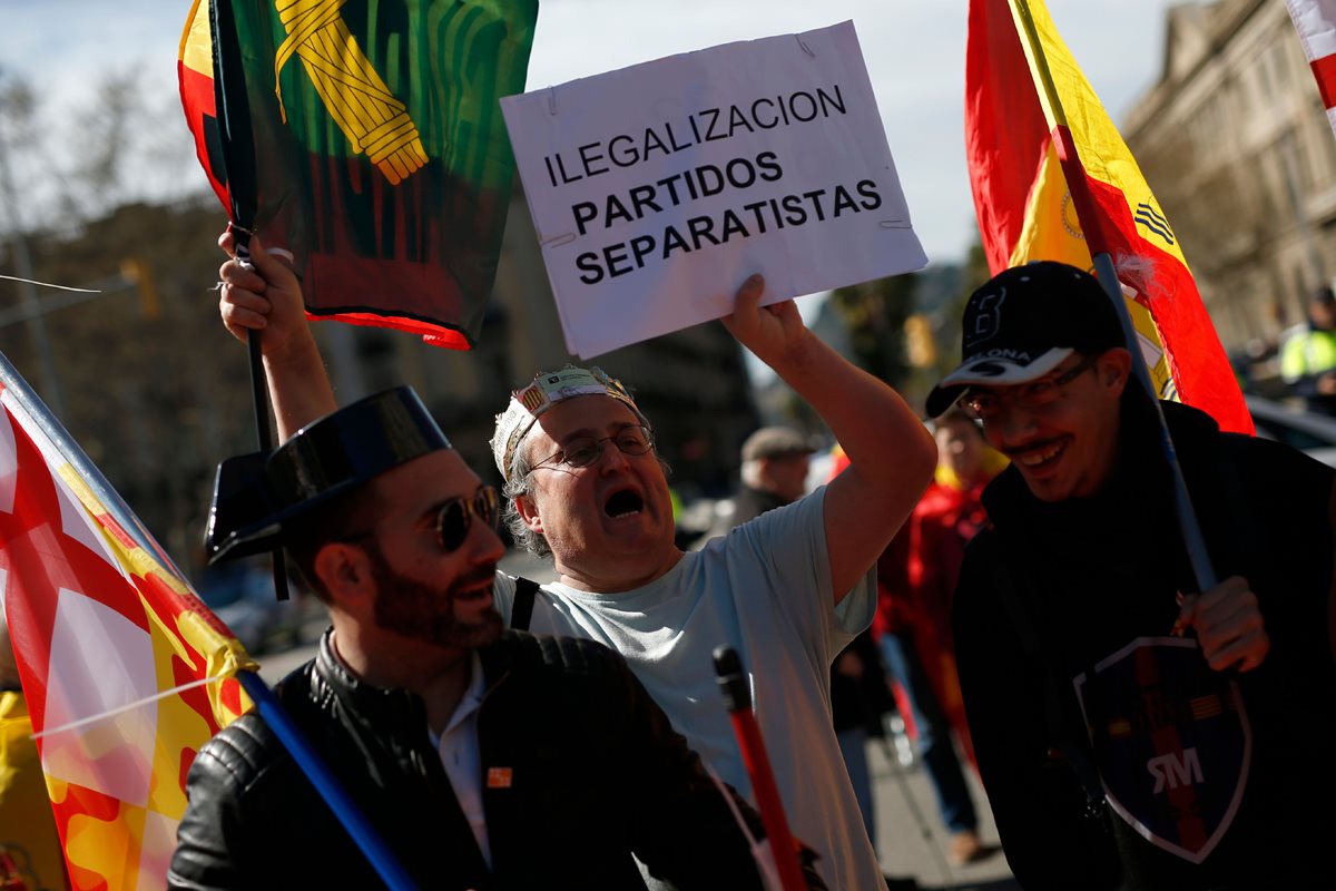 Los manifestantes denuncian la situación de bloqueo de la política catalana. (Foto Prensa Libre: AFP)