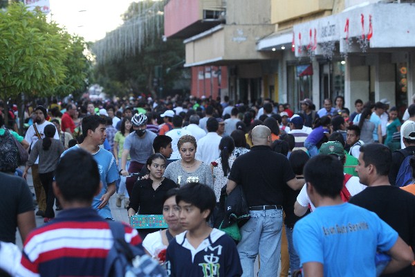 La brecha de ingresos entre quienes han recibido educación académica y quienes no, se redujo según análisis de URL. (Foto, Prensa Libre: Hemeroteca PL)