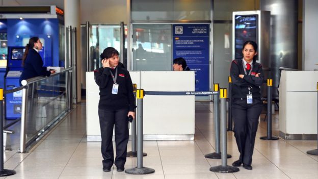 Los argentinos tienen derecho a declarar el ingreso de productos por hasta US$300 en los aeropuertos sin pago de impuestos. A partir de esa cifra se cobra el 50% del valor del producto.