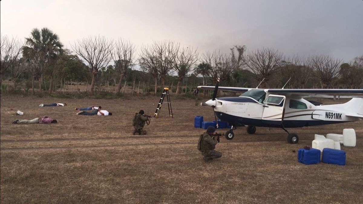 El Ejército de Guatemala i efectuó operaciones de interdicción gracias a la coordinación de Radares y Fuerzas de aire mar y tierra. (Foto Prensa Libre: Hemeroteca PL)