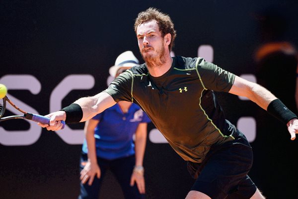 Andy Murray le regresa el balón a Jeremy Chardy en el abierto de Tenis de la ATP Tennis en el Foro Italico. (Foto Prensa Libre: AFP)