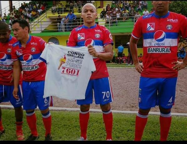 El jugador de Xelajú MC, Juan Baena, muestra una camiseta con mensaje político. (Foto Prensa Libre: Hugo Oliva)