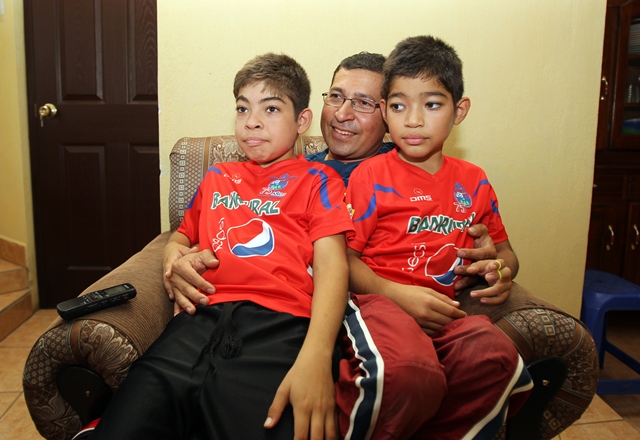 Eddy Josué y Cristian junto a su padre Ediberto buscan una oportunidad de vida. (Foto Prensa Libre: Carlos Vicente).