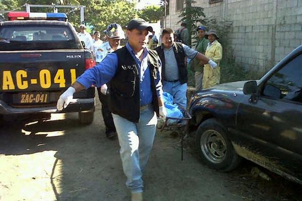 Autoridades trasladan el cadáver de la mujer hacia la morgue. (Foto: Julio Vargas)<br _mce_bogus="1"/>