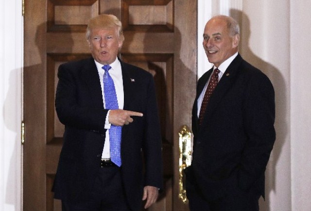 El presidente Donald Trump señala al secretario de Seguridad Nacional, John Kelly. (Foto Prensa Libre: Hemeroteca PL)