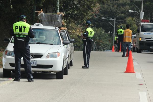 Agentes de la PMT en el operativo que se instaló en la cuesta de Las Cañas. (Foto Prensa Libre: Wálter Sactic)<br _mce_bogus="1"/>