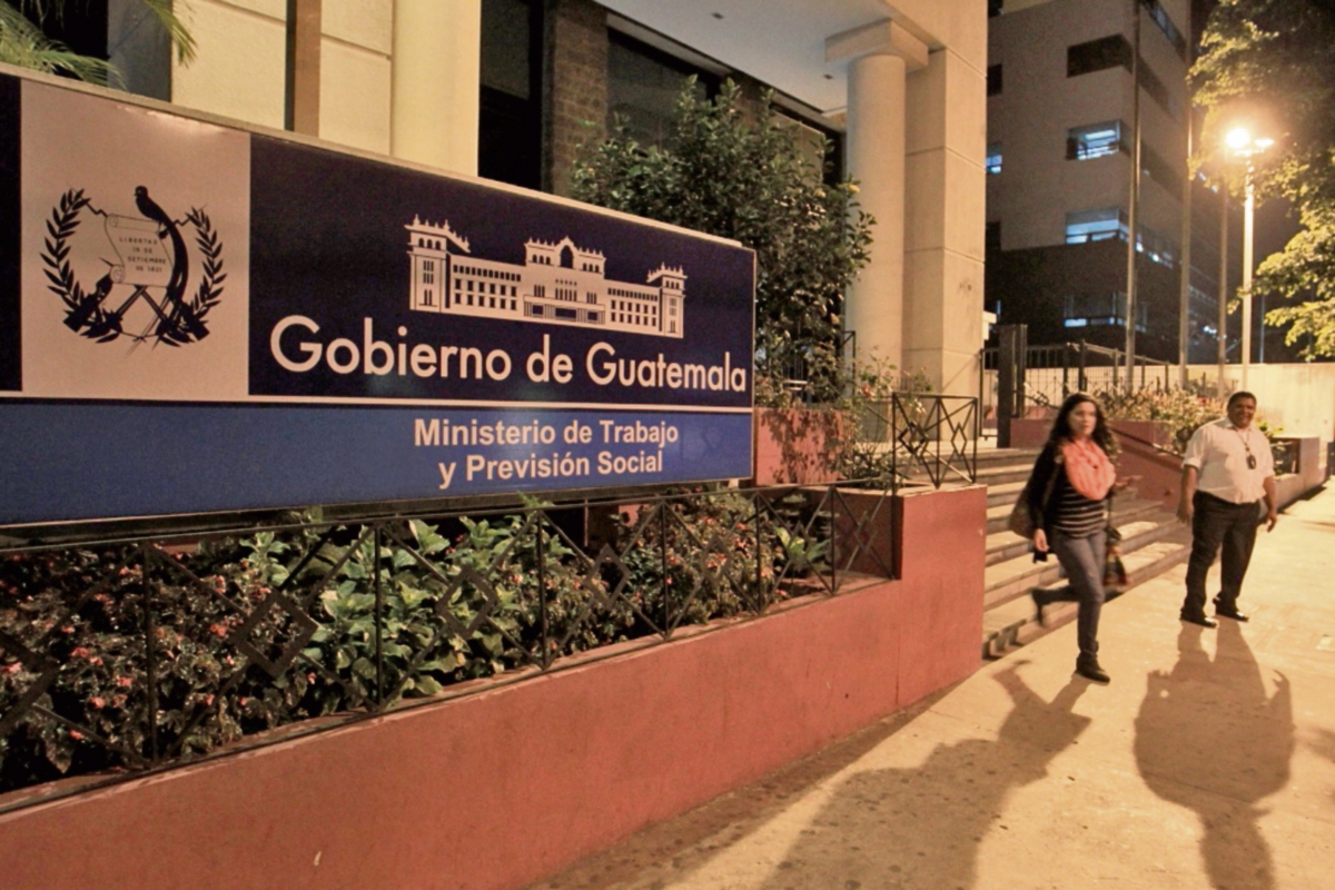 Así lucía anoche el Ministerio de Trabajo. El empresario, Rolando Figueroa sustituye al ex viceministro Marlon García, inserto la carta de destitución. (Foto Prensa Libre: Esbin Garcia)