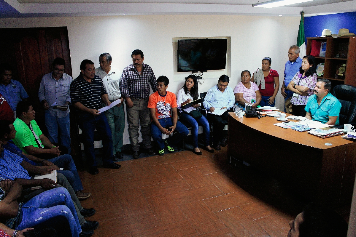 Reunión en la que participaron afectados por la contaminación en el río y representantes de Jaguar Energy, en Escuintla. (Foto Prensa Libre: Enrique Paredes)