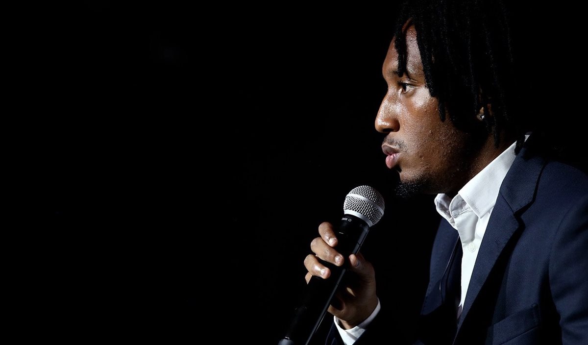 Gelson Martins se dirige a los invitados a su presentación en el auditorium del Wanda Stadium (Foto Prensa Libre: twitter: @atleti)