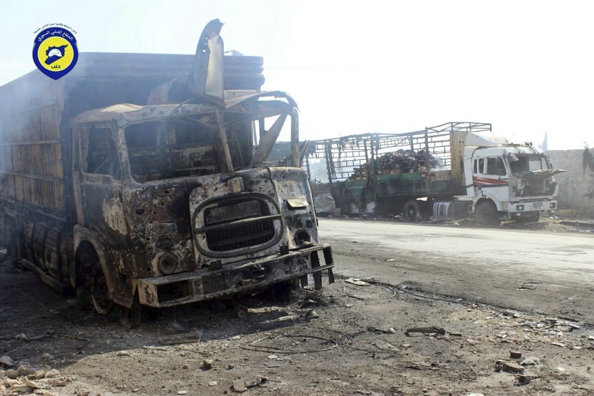 Restos del convoy de ayuda humanitaria de la Media Luna Roja bombardeado el lunes en la zona de Auram al Kubra, en el oeste de la provincia septentrional de Alepo, Siria. (Foto Prensa Libre: EFE).