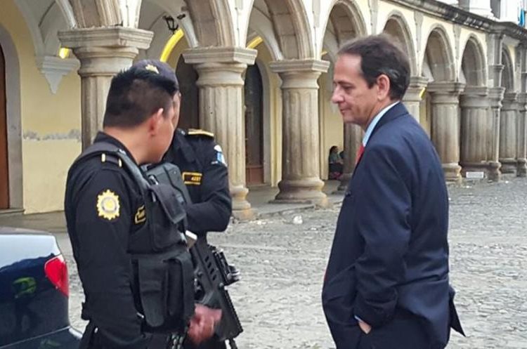 Agentes de la PNC identificaron al diplomático que orinó en el Palacio General. (Foto Prensa Libre: Julio Sicán)