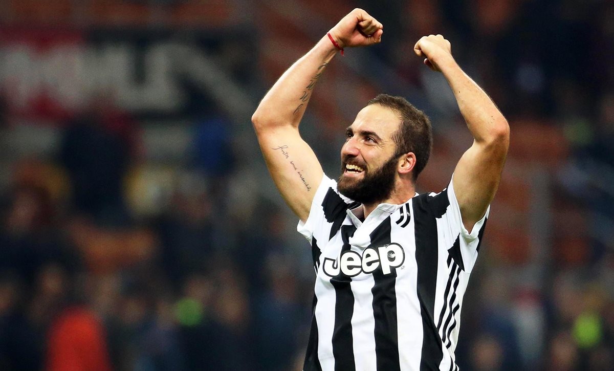 Gonzalo Higuaín festeja después de anotarle al AC Milan. (Foto Prensa Libre: EFE)