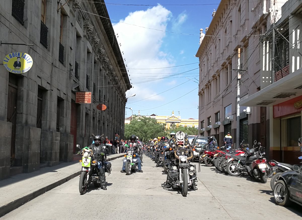 Un aproximado de 77 kilómetros recorrieron los participantes. (Foto Prensa Libre: Fred Rivera)