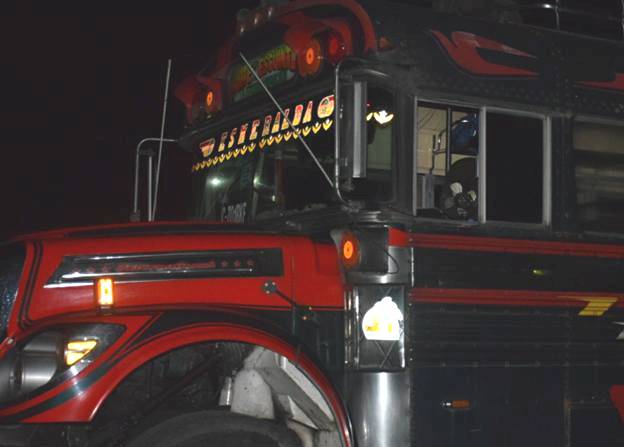 Autobús que conducía José Manuel Linares Mijangos, en la ruta entre Sipacate y La Gomera, Escuintla. (Foto Prensa Libre: Melvin Sandoval)