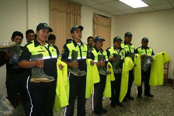 Parte de los agentes de la PMT reciben el equipo que les dotó la Municipalidad de Sololá. (Foto Prensa Libre: Édgar Sáenz)<br _mce_bogus="1"/>