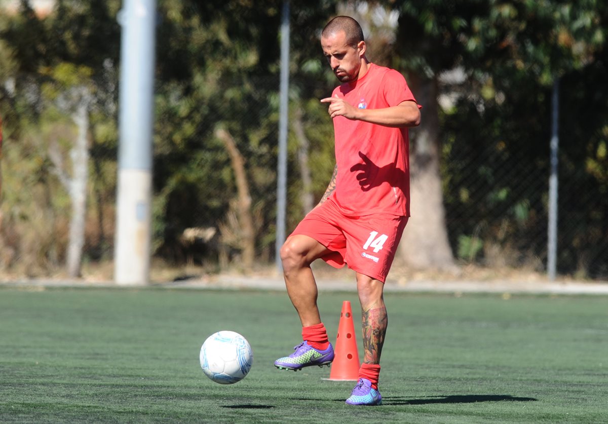 El argentino Pablo Mingorance domina el balón durante la primera práctica de Municipal efectuada ayer, en el Complejo Deportivo Ernesto Villa. (Foto Prensa Libre: Francisco Sánchez)