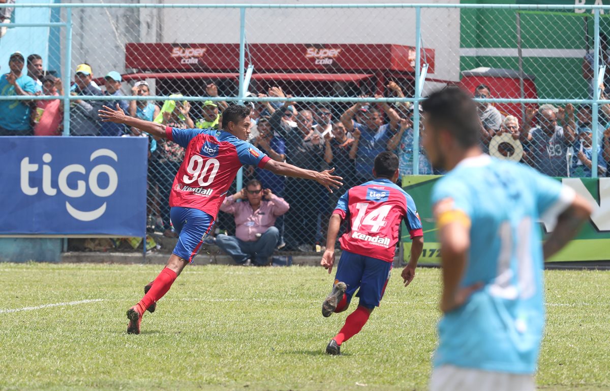 Ortíz hizo vibrar a la afición de Xelajú que añoraba con el pase a la final. (Foto Prensa Libre: Francisco Sánchez)