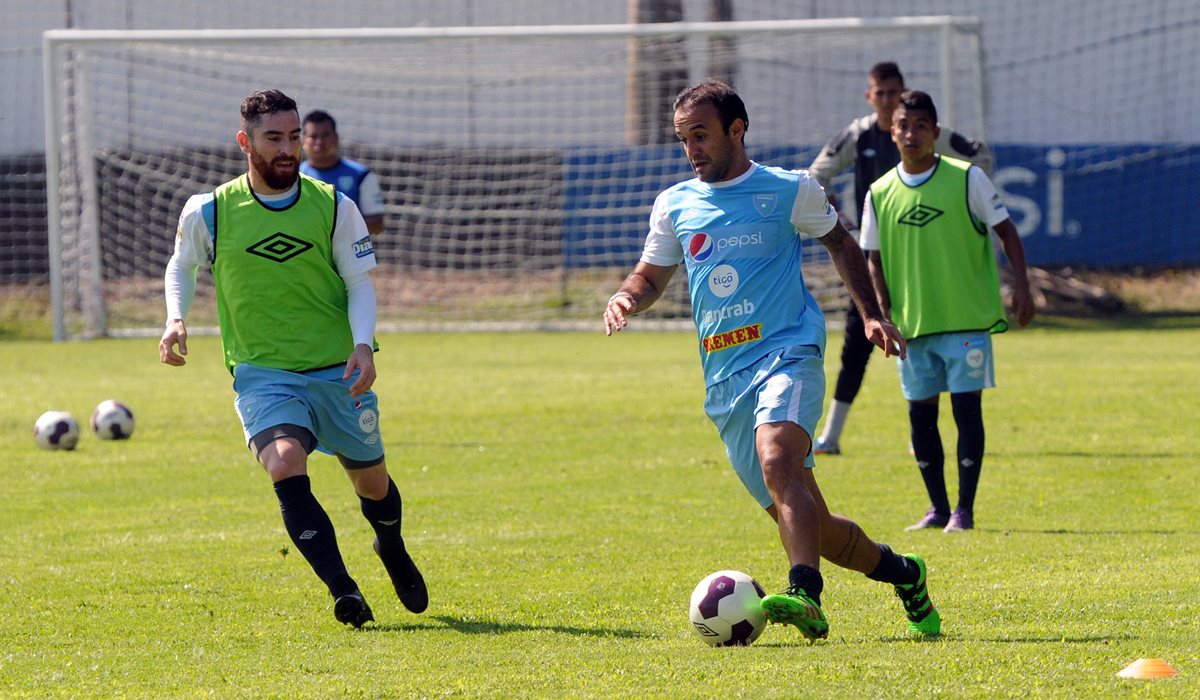 José Contreras conduce el balón, durante el entrenamiento. (Foto Prensa Libre: Jeniffer Gómez)