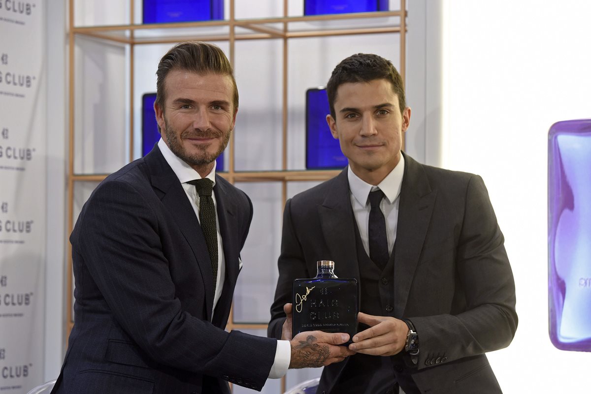 El exfutbolista británico David Beckham y el actor Alex González durante la presentación de una marca de whisky en Madrid. (Foto Prensa Libre: EFE)