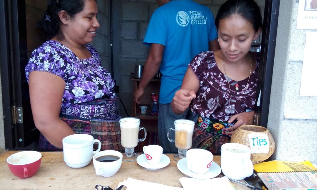 Productores de café de San Pedro La Laguna en Atitlán, invirtieron en maquinaria y ahora preparan sus propios cafés. (Foto Prensa Libre: Cortesía Manuel Lara)