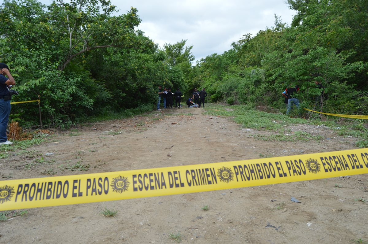 Autoridades acordonan el área en la que fue encontrado el cadáver. (Foto Prensa Libre: Víctor Gómez)