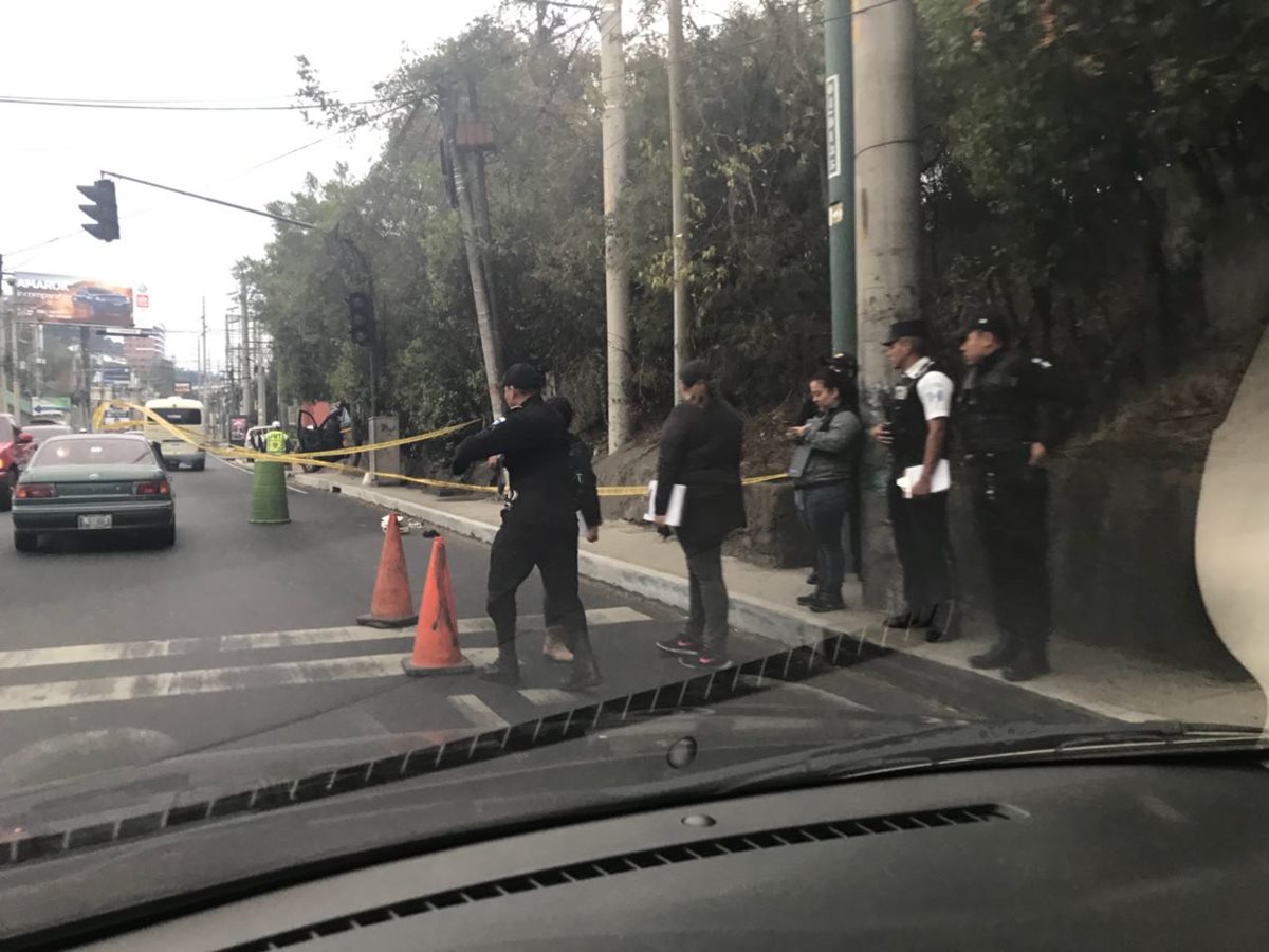 Tirado sobre el asfalto dejaron a un hombre herido después de robarle su motocicleta, quien luego murió al ingresar al Hospital Roosevelt. (Foto Prensa Libre: Estuardo Paredes)