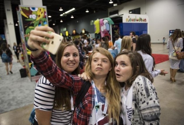 Jóvenes se toman una fotografía durante la 6ta edición anual de VidCon.  (Foto Prensa Libre: AP)