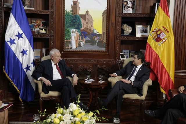 Juan Orlando Hernández, presidente de Honduras junto al Ministro de Asuntos Exteriores y de Cooperación de España en funciones, José Manuel Garcia-margallo. (Foto Prensa Libre: EFE)