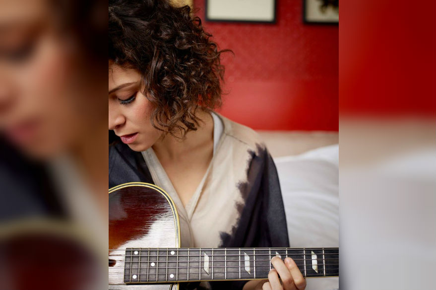 En su nuevo álbum, Gaby Moreno se hace acompañar de su fiel compañera la guitarra, que tiene protagonismo en cada una de las canciones de este álbum. (Foto Prensa Libre: José Leon)