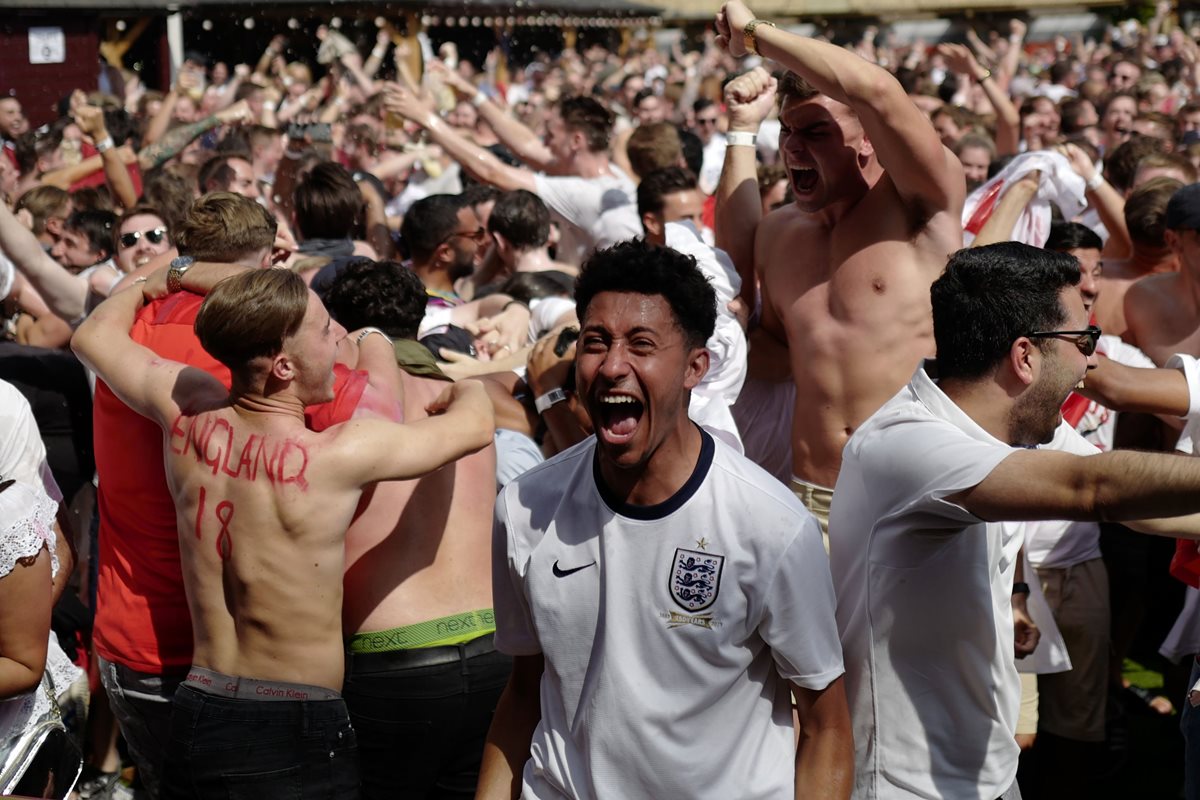 Euforia total vivió la afición inglesa por la clasificación. (Foto Prensa Libre: AFP).