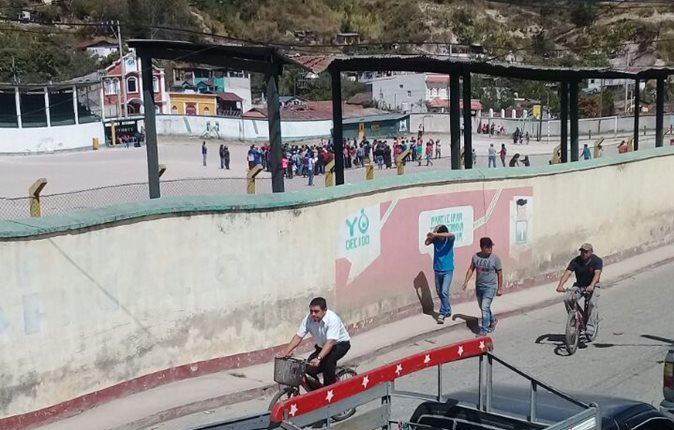 Pobladores vapulearon a presunto ladrón en Aguacatán, Huehuentenango. (Foto Prensa Libre: Cortesía)