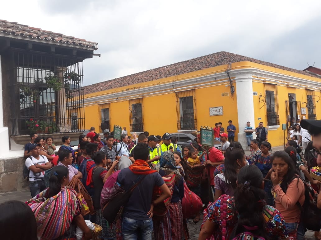 Los vendedores ambulantes de Antigua Guatemala desafían a las autoridades y señalan que no abandonarán las calles de la ciudad colonial. (Foto Prensa Libre: CBV)