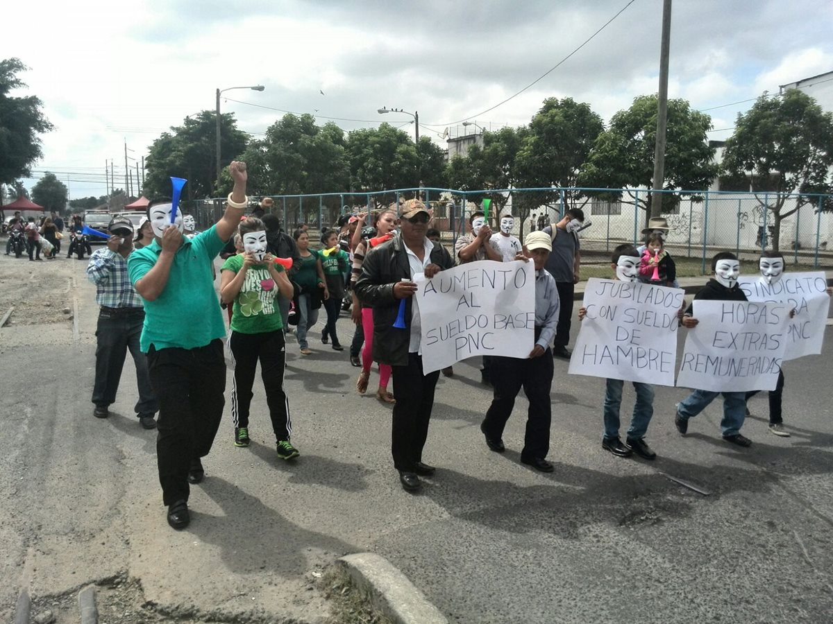 Policías, ex agentes de la PNC y familiares participan en una marcha en donde exijen mejores condiciones laborales. (Fot Prensa Libre: Foto Esbin García)