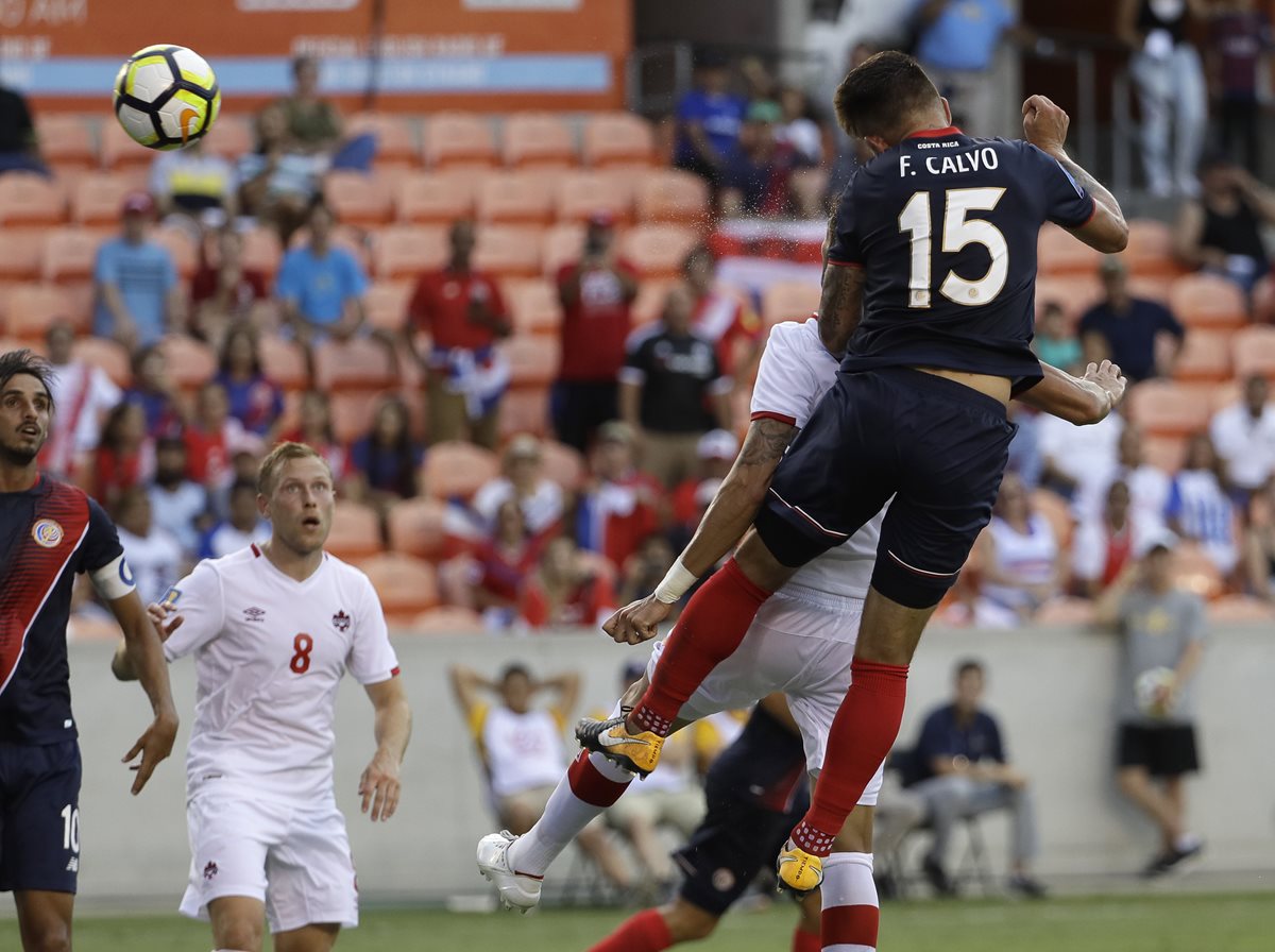 Francisco Calvo cabecea la pelota para el empate de Costa Rica.