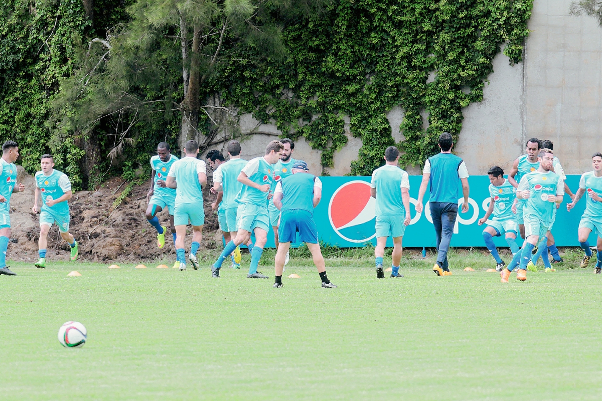 La Selección Nacional, en el trabajo que realizó en su último entrenamiento, previo a partir a Estados Unidos (Foto Prensa Libre: Norvin Mendoza)