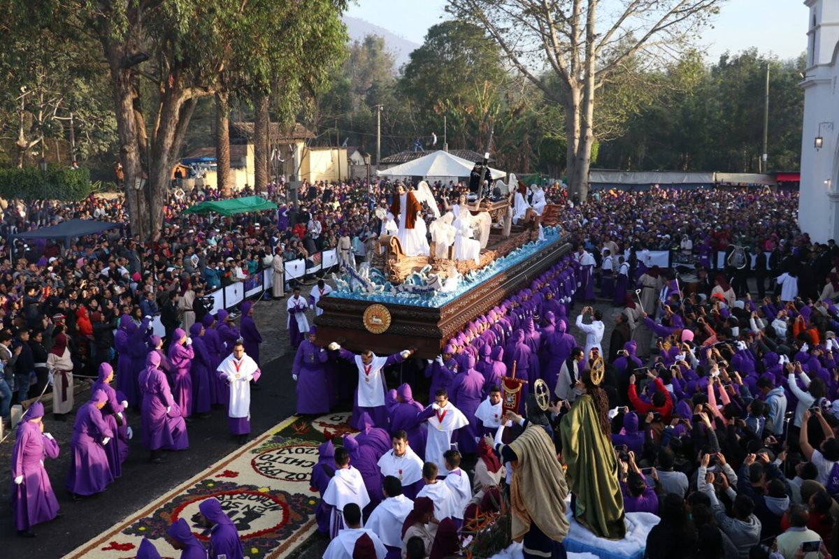 Fieles llevan en hombros el anda procesional de Jesús de la Caída, en la aldea San Bartolomé Becerra, Antigua Guatemala, Sacatepéquez. (Foto Prensa Libre: Renato Melgar)