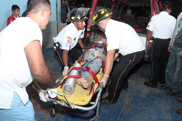 Bomberos ingresaron al hospital Jalapa a las tres personas atacadas. (Foto Prensa Libre: Hugo Oliva)