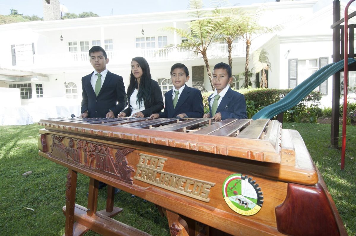 La marimba lo integran hombres y mujeres de diferentes edades. (Foto Prensa Libre: Cortesía)