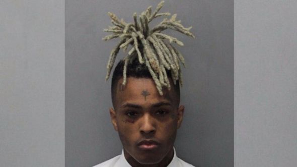 El rapero XXXTentacion, muerto este lunes víctima de un disparo, tuvo diversos problemas con la justicia. En la imagen puede verse su foto de la ficha policial por un caso de violencia doméstica. GETTY IMAGES