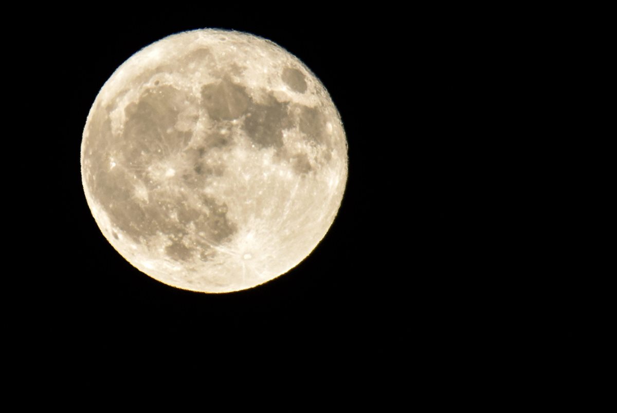 Fenómeno de superluna se aprecia en Europa. (Foto Prensa Libre: AFP)