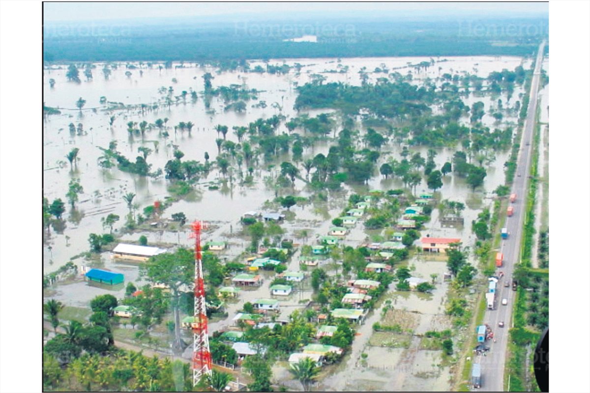 24/10/2008 La aldea Jimeritos, Puerto Barrios, Izabal, inundada por la lluvia. (Foto: Hemeroteca PL)