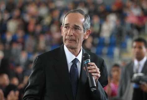El presidente  Álvaro Colom agradece al dirigente magisterial Joviel Acevedo, durante su discurso.