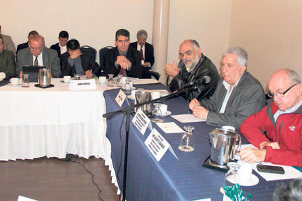 Integrantes de la Mesa de Seguridad durante la reunión en donde sectores sociales pidieron cambios a la Ley de Comisiones de Postulación.