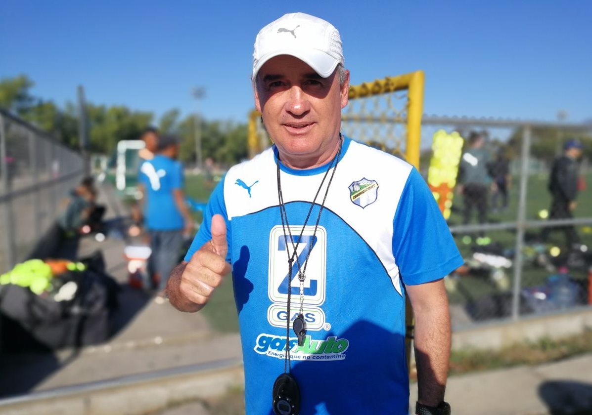 Willy Coito Olivera en la cancha alterna del Cementos Progreso para dirigir su primer entrenamiento en su tercera era con el equipo mayor de los albos. (Foto Prensa Libre: Francisco Sánchez)