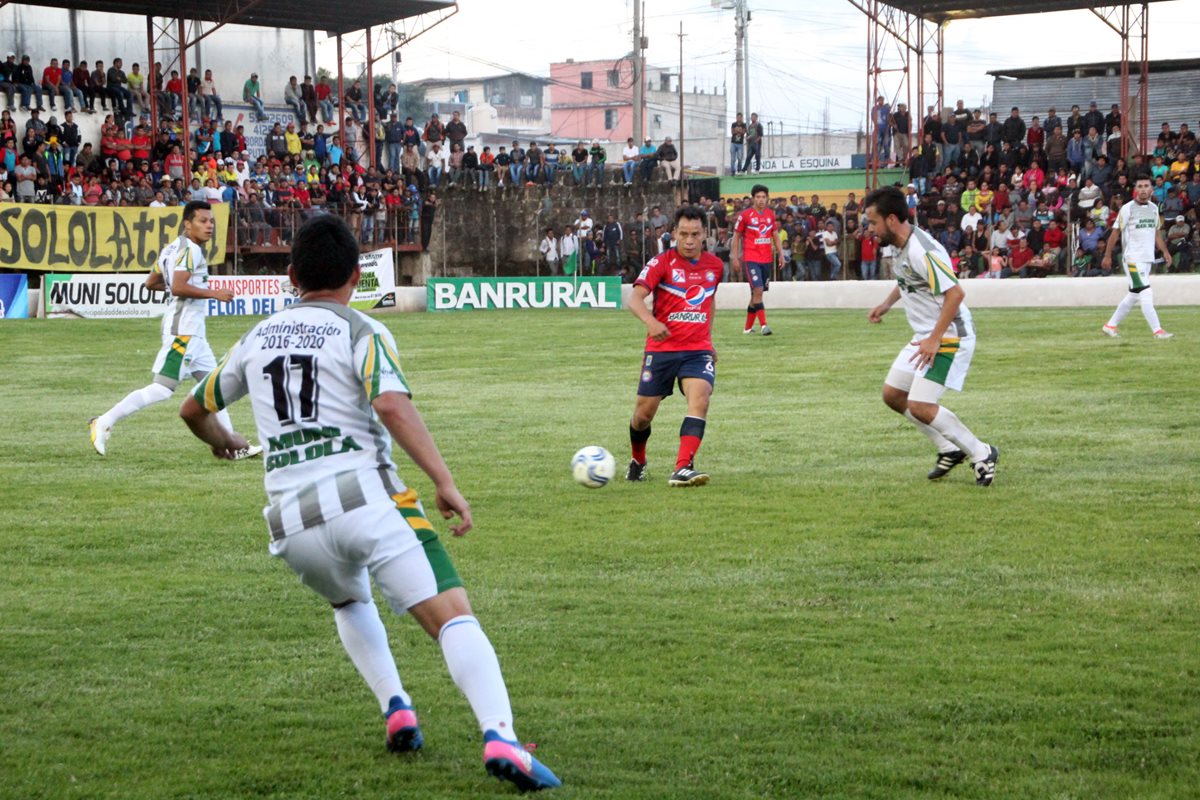 Julio Estacuy, volante de Xelajú MC, toca el balón durante el partido de fogueo que se disputó este miércoles en el estadio Xambá. (Foto Prensa Libre: Ángel Julajuj)