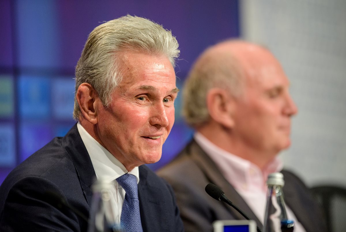 Jupp Heynckes durante su presentación como nuevo entrenador del Bayern Múnich junto al presidente del cuadro alemán, Uli Hoeness. (Foto Prensa Libre: AFP)